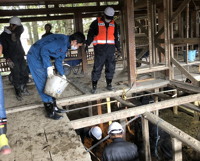 Students manually clearing mud in the Hitoyoshi Ryokan, Sept. 2020. 