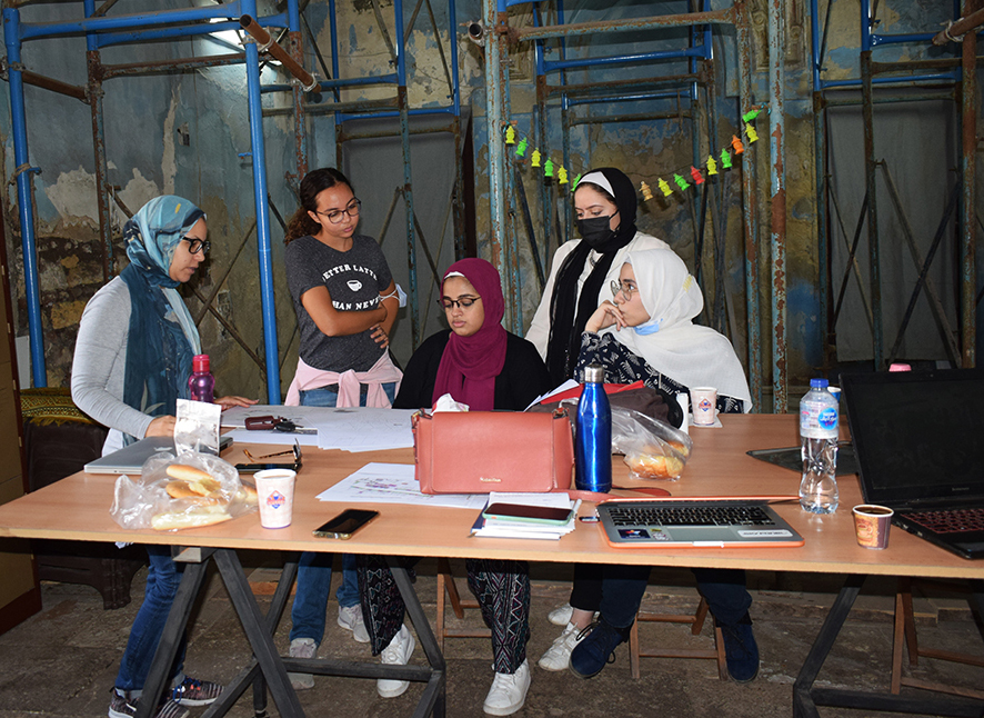Nile University Students working to develop a socioeconomic study of the Taht al-Rab market in front of Takiyyat al-Gulshani, 2021.
