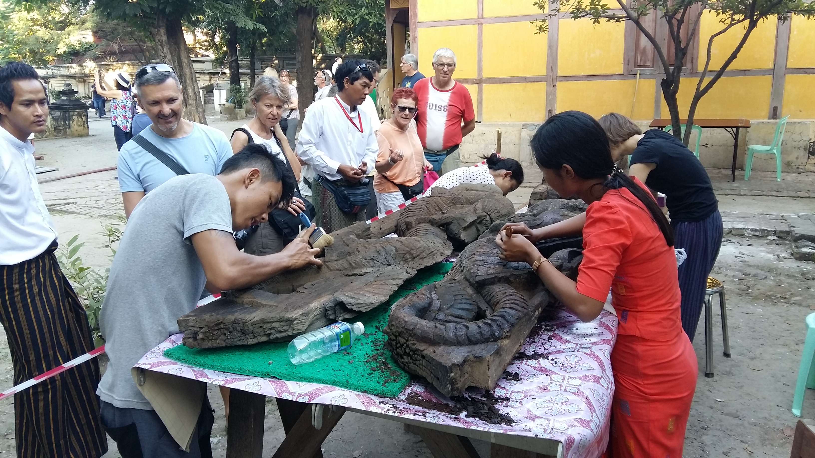 Shwe-nandaw Kyaung visitors watch the nayar conservation work.