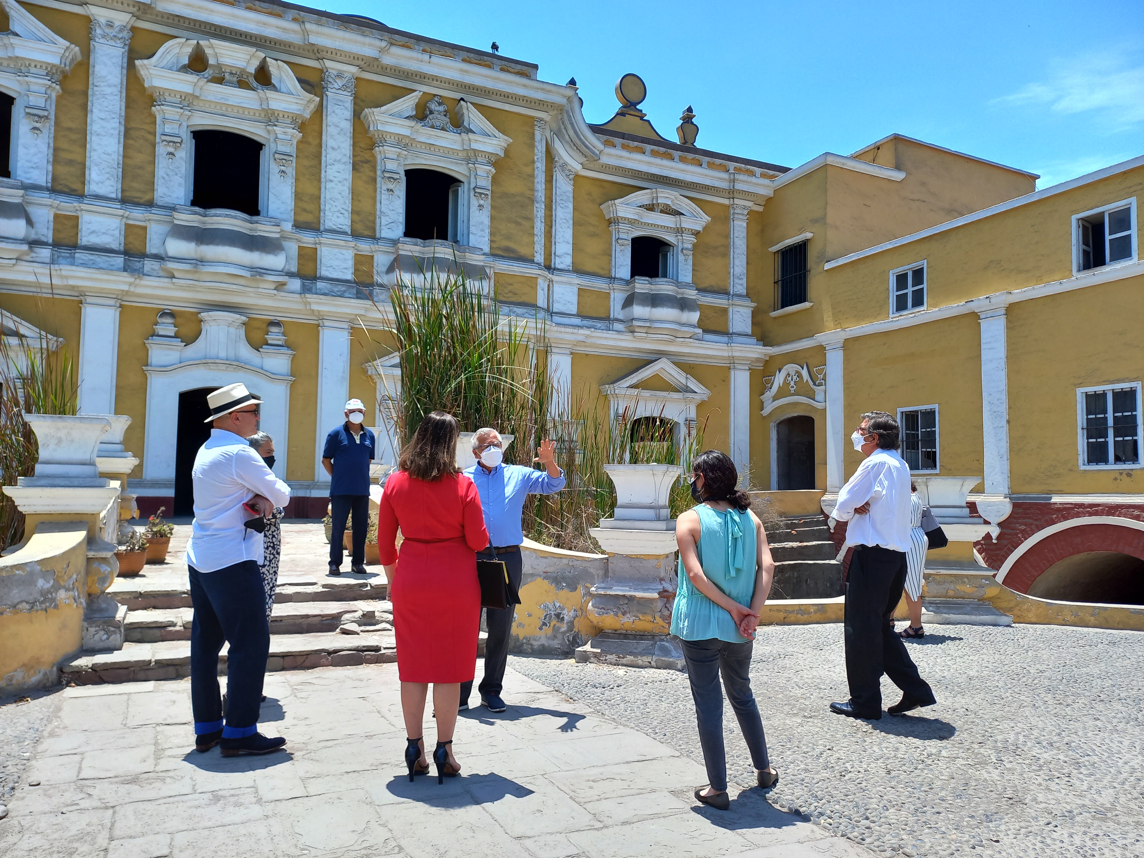 Group at the entrance of Quinta de Presa, a 2012 World Monuments Watch site.