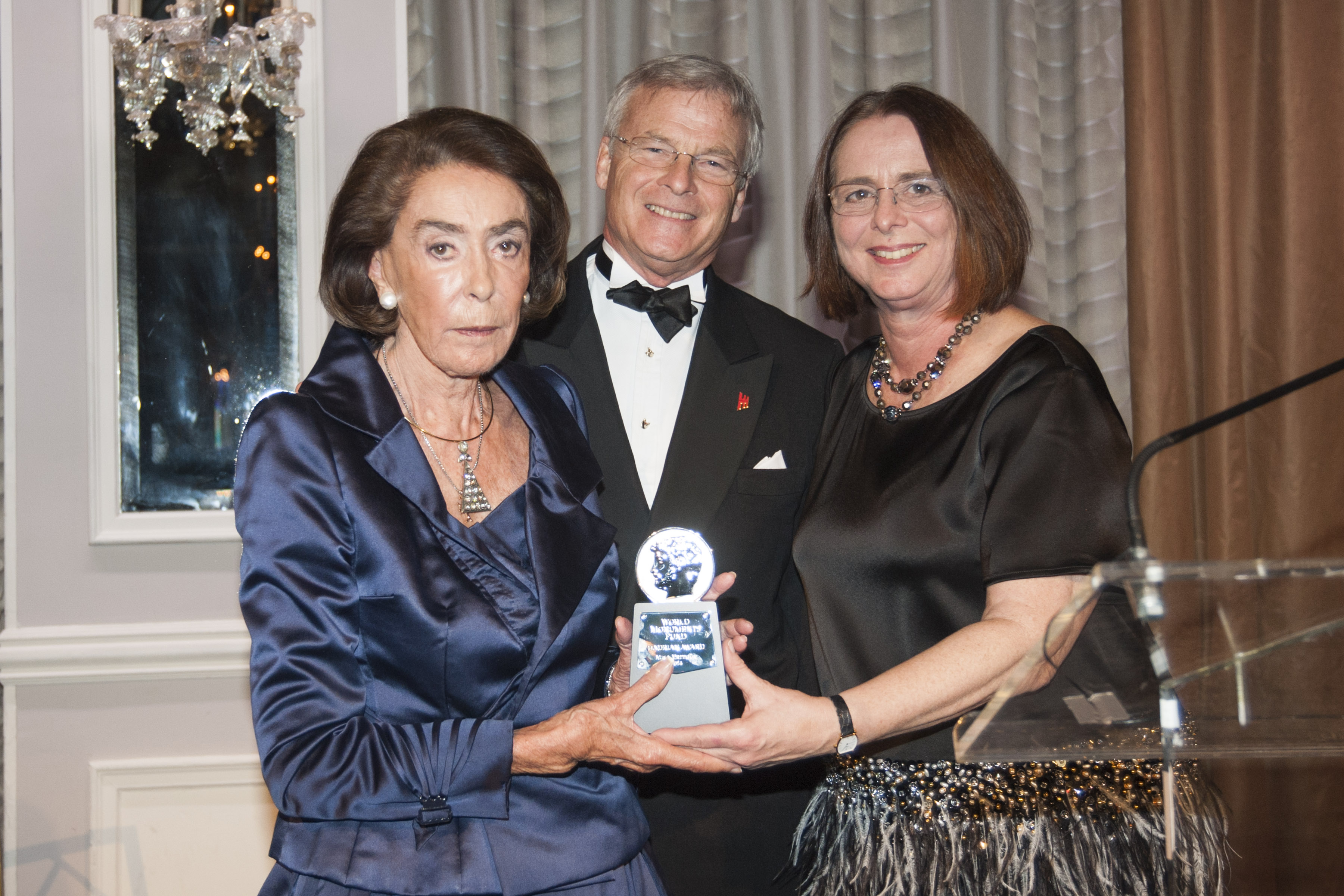 2014 Hadrian Award honoree Mica Ertegün with WMF Chairman Christopher Ohrstrom and President Emerita Bonnie Burnham