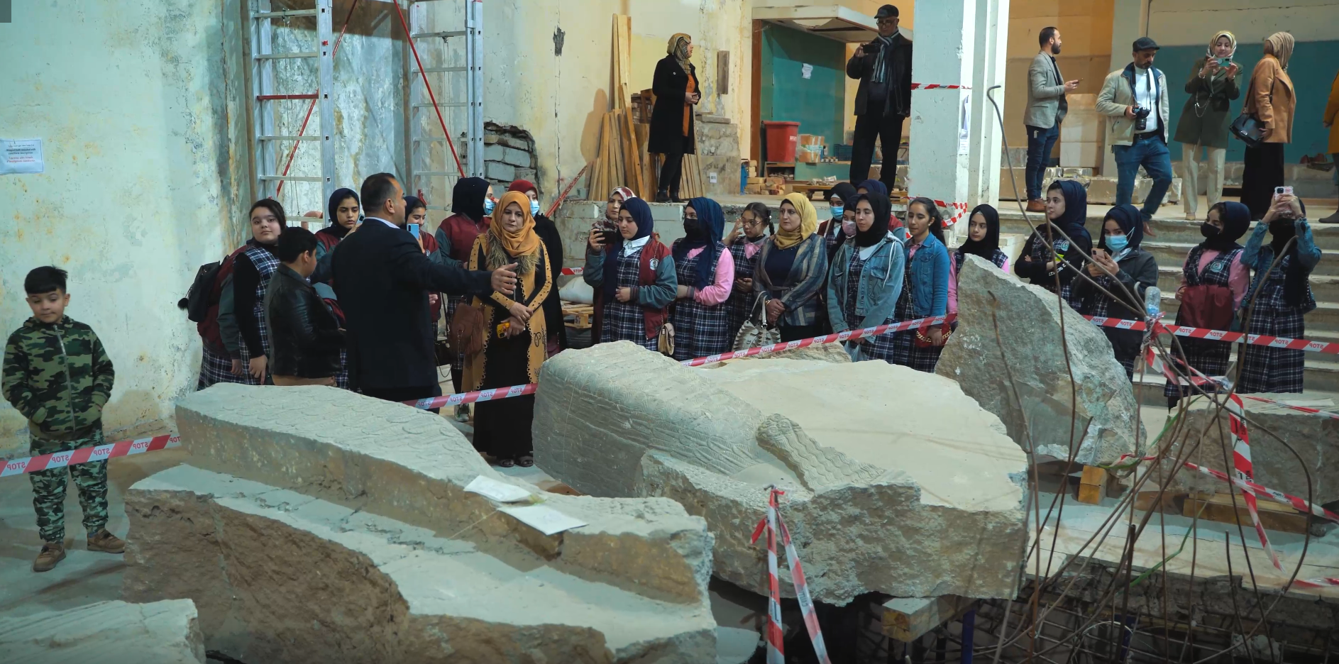 Zaid Ghazi Saadallah speaking to a group of visiting students at the Mosul Cultural Museum, Iraq.