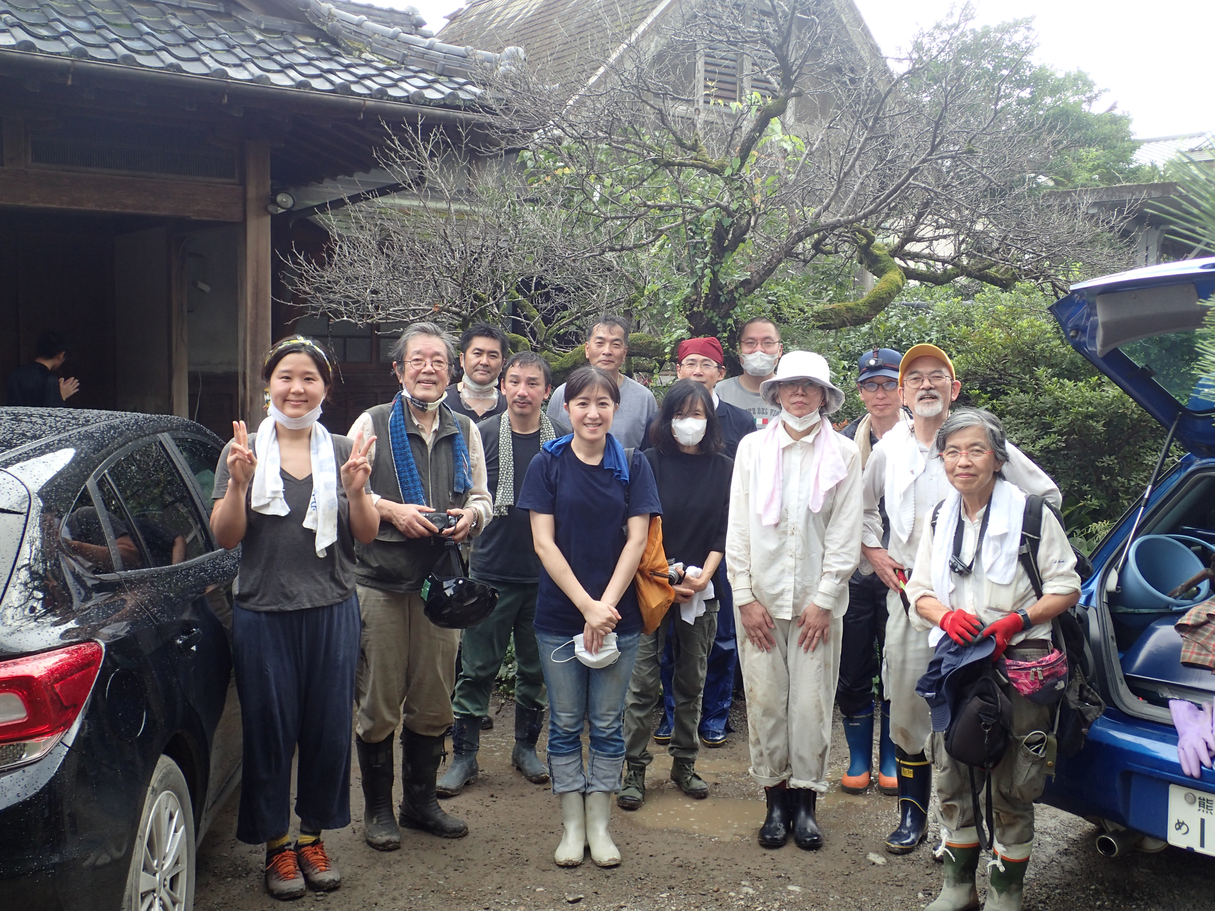 Group photo of the volunteer task force to save the Hitoyoshi Ryokan with Mr. Ito on the right with a yellow cap, July 2020.
