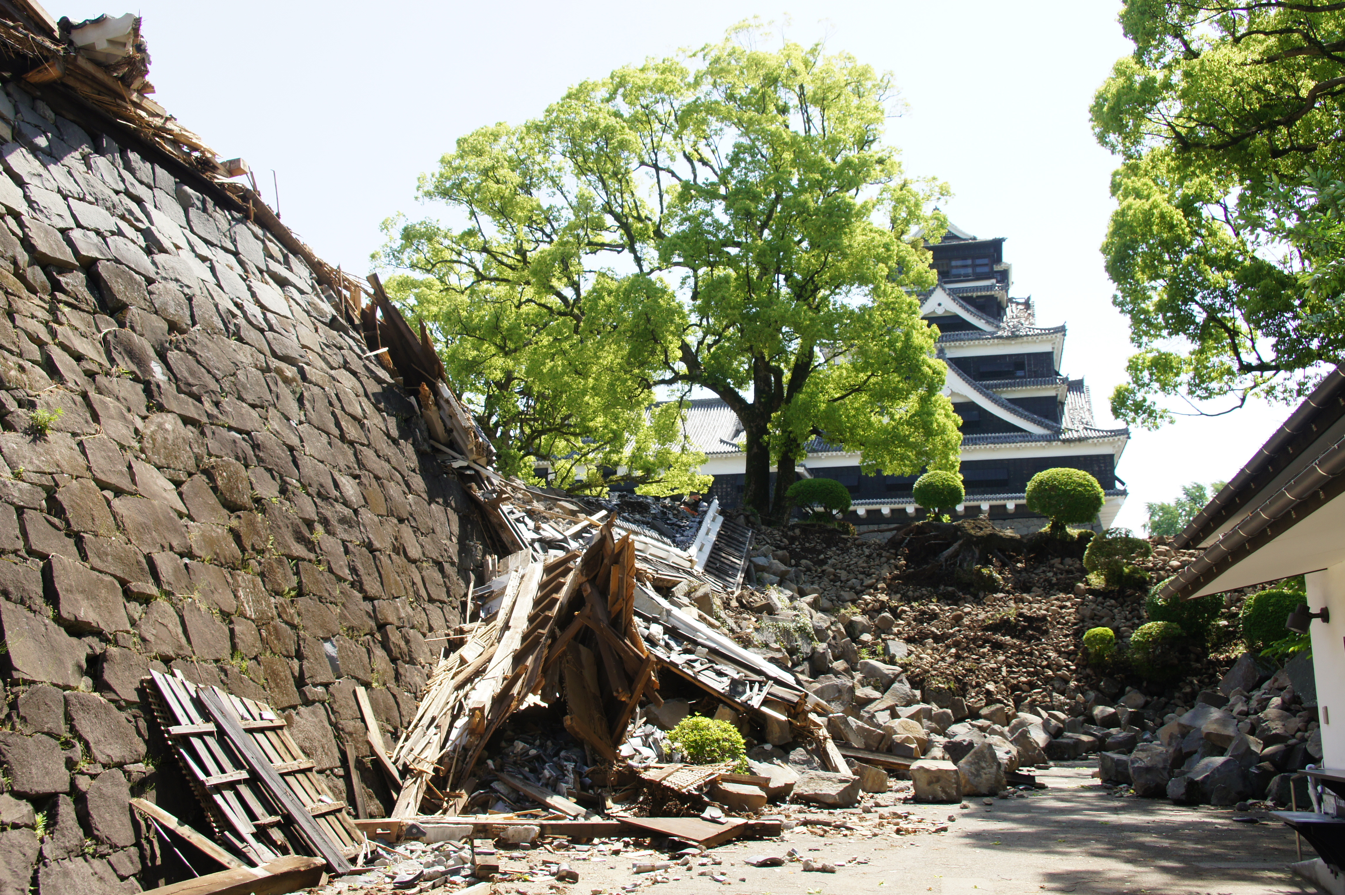 Kumamoto Castle after the earthquake. Photo taken during the WMF-ICOMOS Japan on-site survey, 2016. 