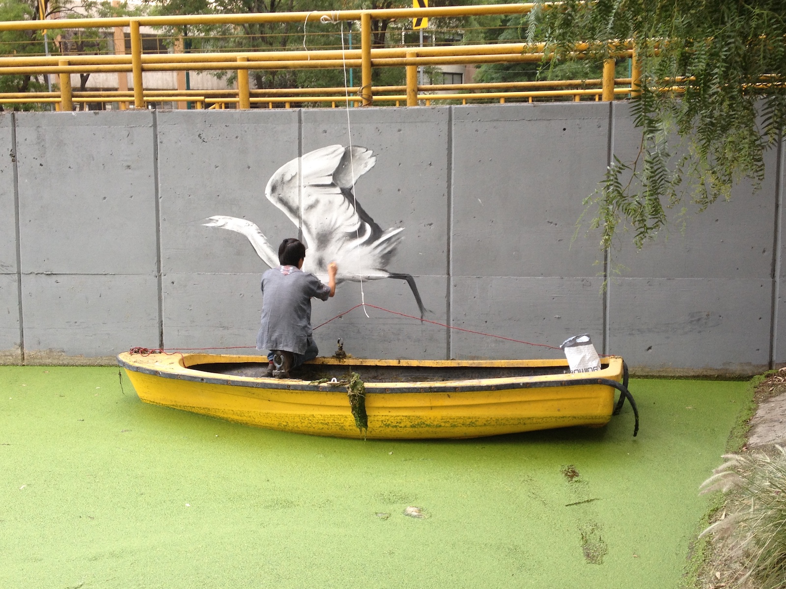 Painting of a swan on the side of the Canal in 2018, courtesy of Fundacion López de La Rosa.