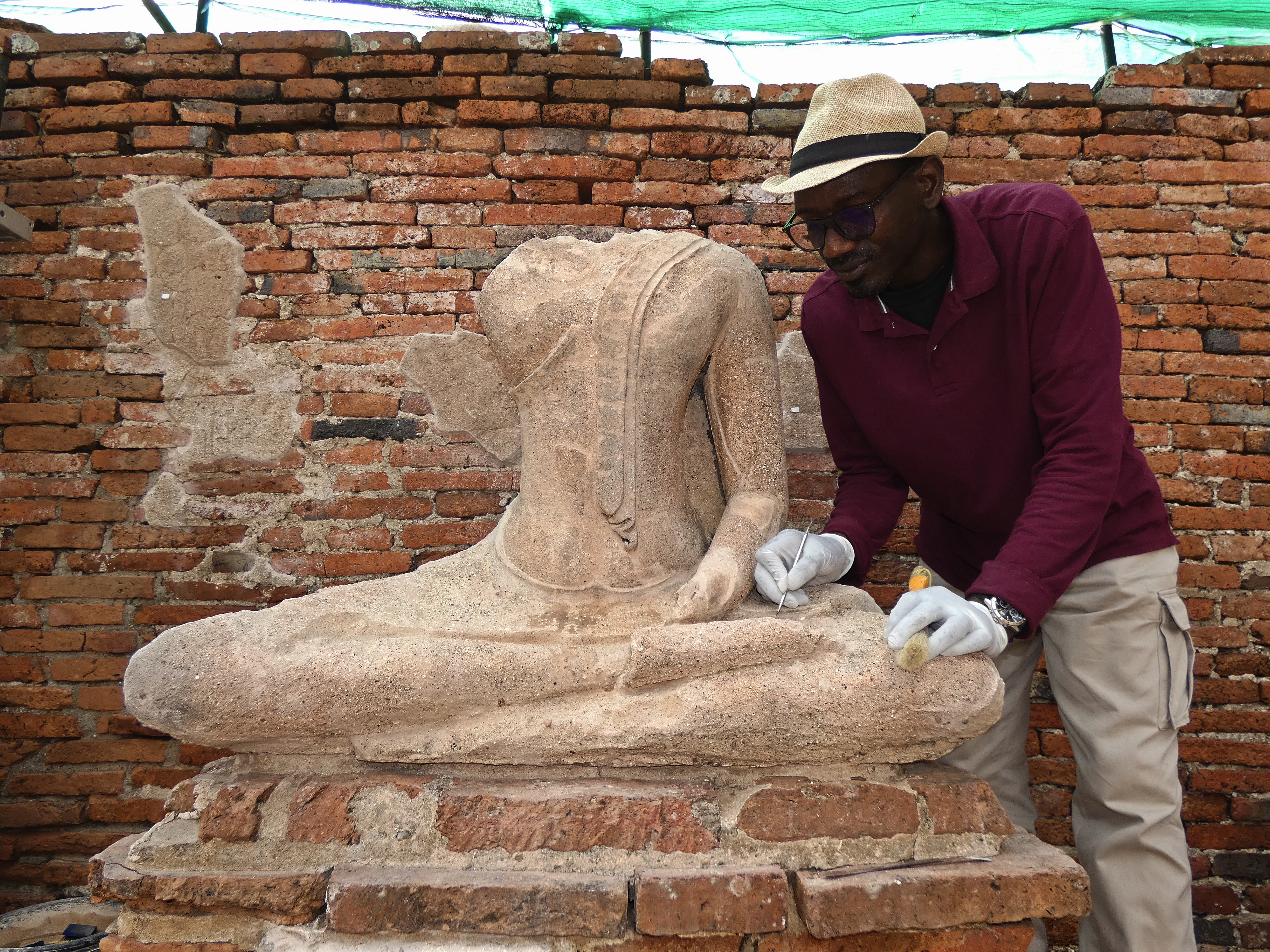 Ousmane Kounta working on a Buddha statue 2