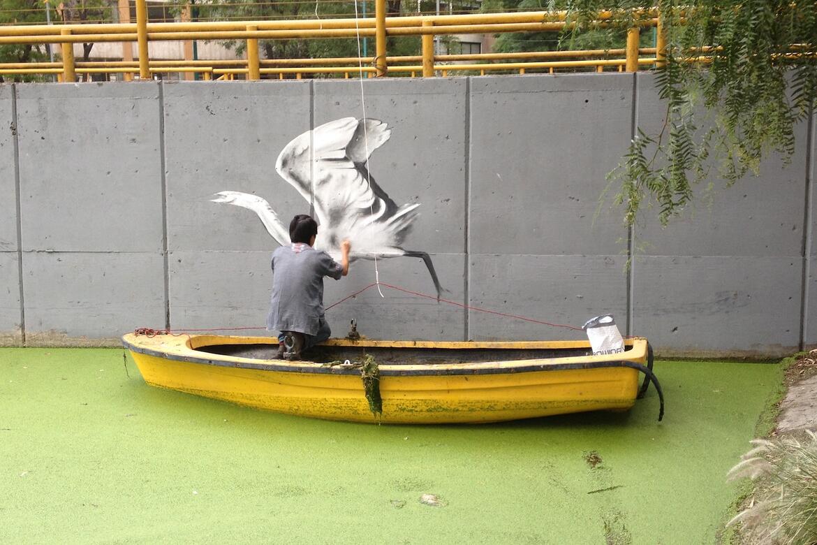 Painting of a swan on the side of the Canal in 2018, courtesy of Fundacion López de La Rosa.