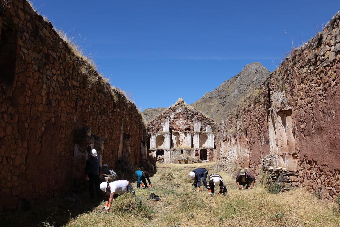 Vegetation control in the church nave at the Ancient Town of Huaquis (2023) Rafael Schmitt / Instituto de Montaña