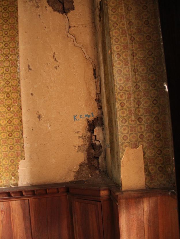 State of wallpaper and adobe walls before conservation, 2015