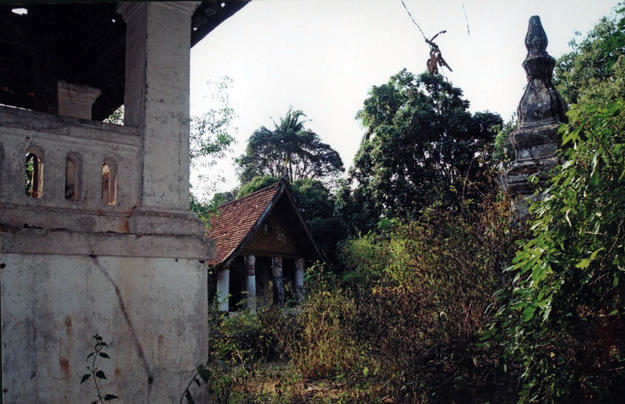 Overgrown vegetation threatens the architecture at Hat Siao, 2005