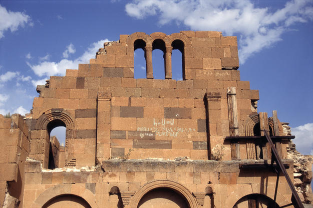 Detail of the basilica façade with structural support to the right, 1995