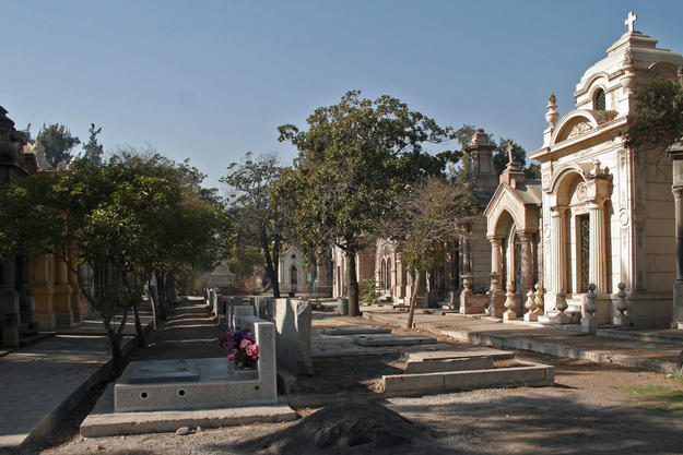View along Arriarán Avenue inside the cemetery, where new graves are being inserted due to space constraints, 2006