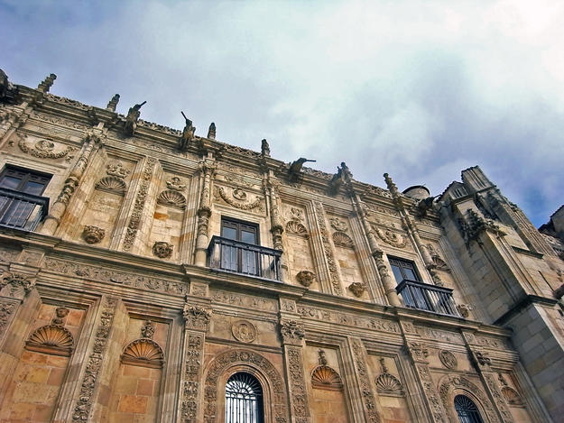 Façade decorated with Greco-Latin motifs and characters from Spanish history, 2014