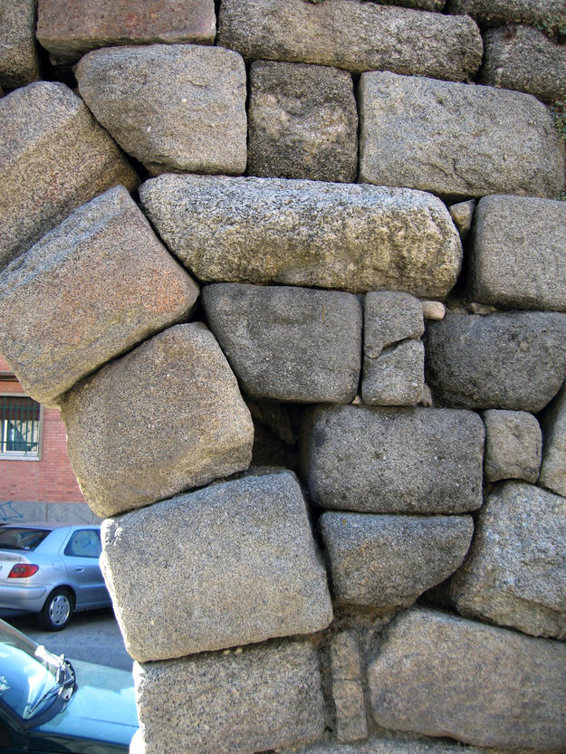 Blocks of stone fitting closely together with little or no mortar, 2006