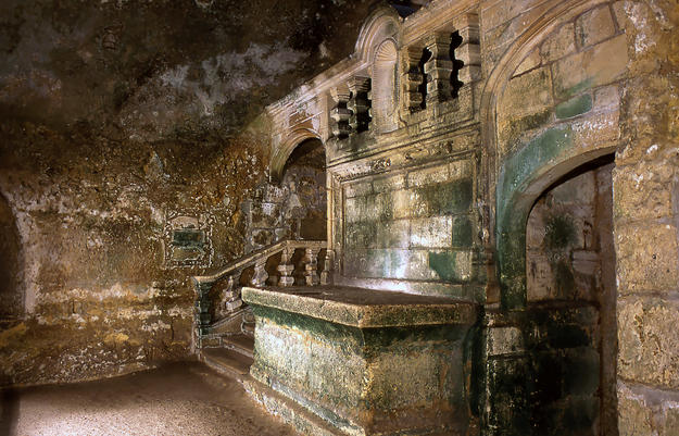 A subterranean portion of the church has three naves and a catacomb , 2000