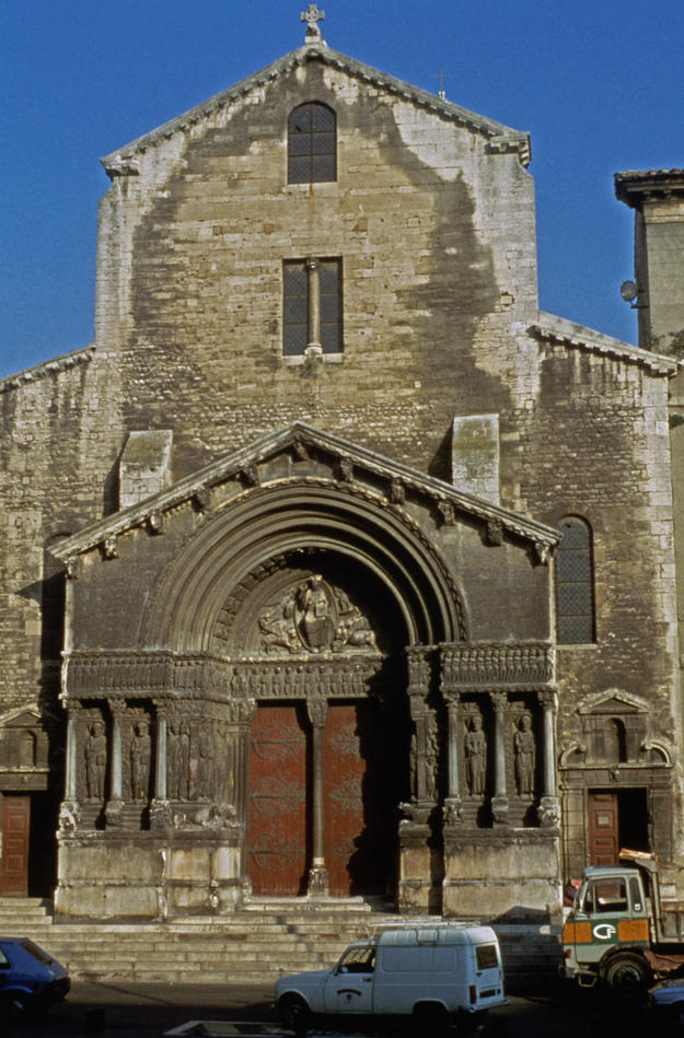 Portal and façade before conservation, 1990