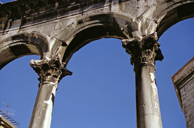 Arch of the Peristyle, East Colonnade, 2000