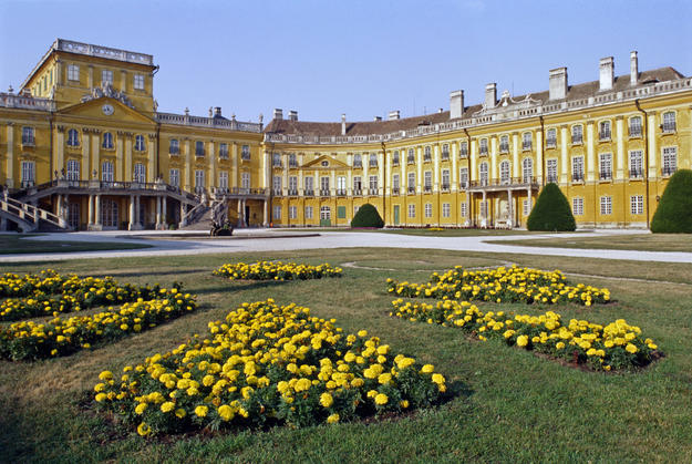 Garden and façade of the castle, 1994