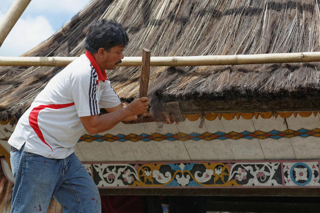 The leader of Lingga craftsmen works on the site, 2012