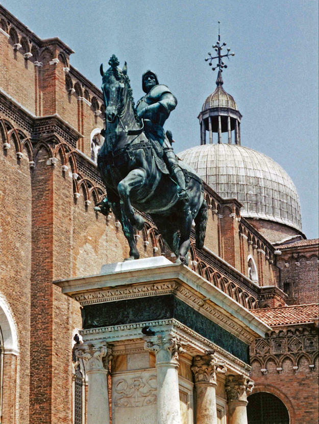 The statue before conservation, 2000