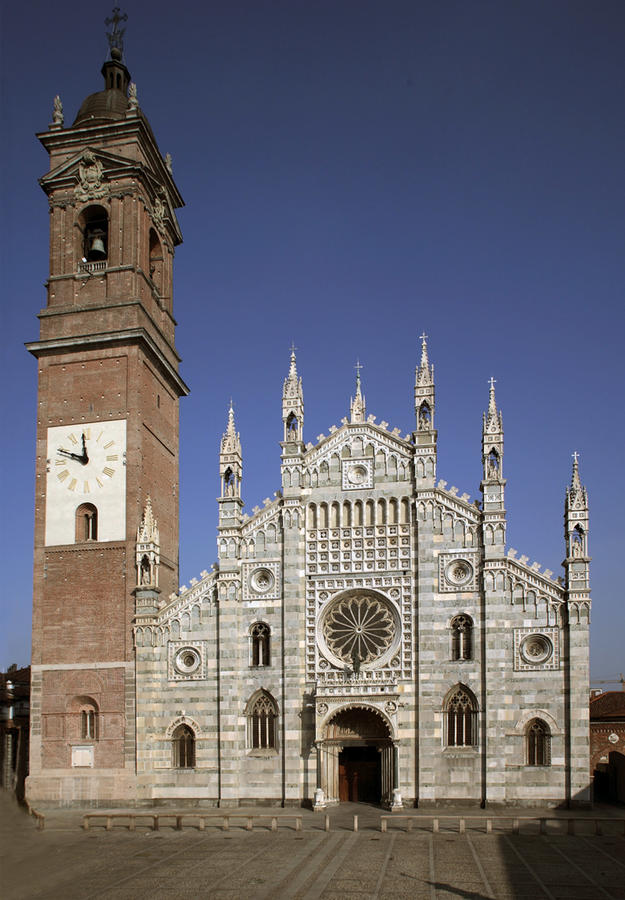 Façade of the Duomo with its rose window, 2009