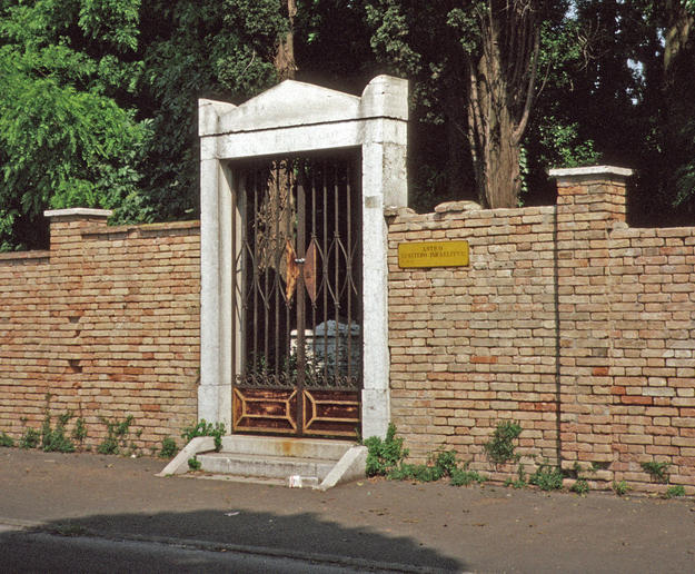 Entrance to the cemetery, 1990