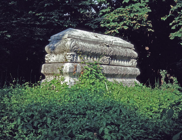 Ornately decorated grave , 1990