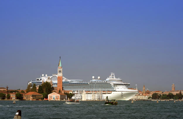 The current dangerous route of the cruiseships through the historic center, 2009