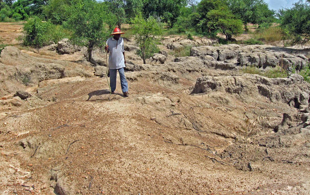 Southwest side affected by the erosion of pluvial waters, 2010