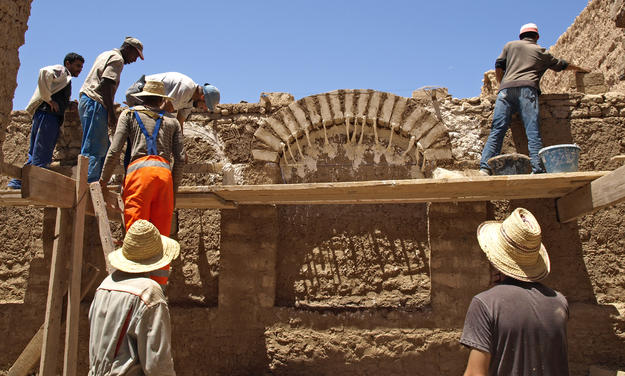 A group of trainees at work during a workshop on the restoration of earthen architecture, 2012