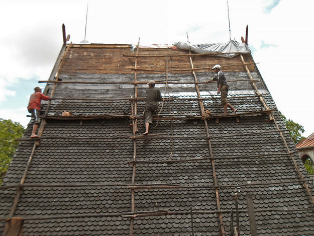 Replacing slats and tiles on the Mahandrihono palace roof, 2013