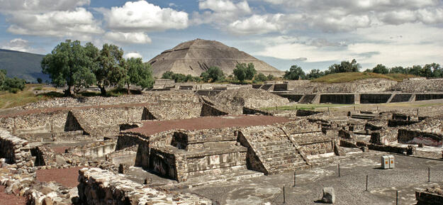 Overall view of Teotihuacan's impressive structures, 1998.