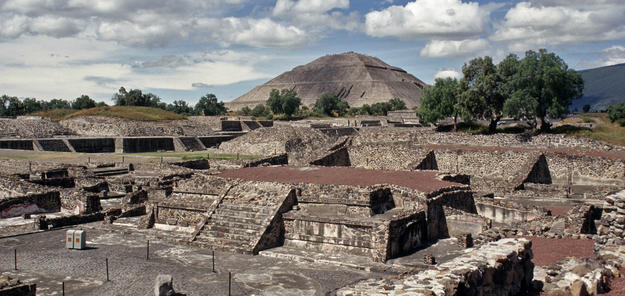 View of the largest pyramidal structures built in the pre-Columbian Americas, 1998