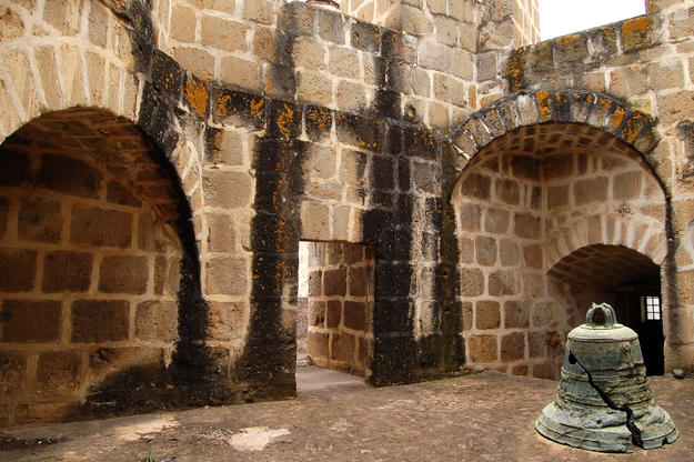 Tower of the Belén Religious Complex with black marks and fissures, 2011