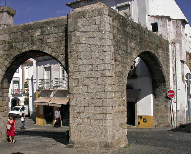 A section of the ¡gua da Prata Aqueduct inside the old city, in the Largo Luiz de Camıes, 2014