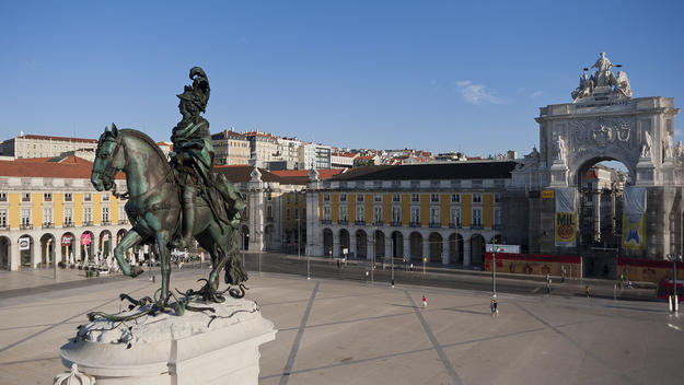 The conserved statue in Praça do Comércio, 2013