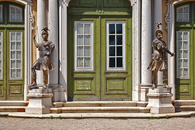 Doorway statues, 2009