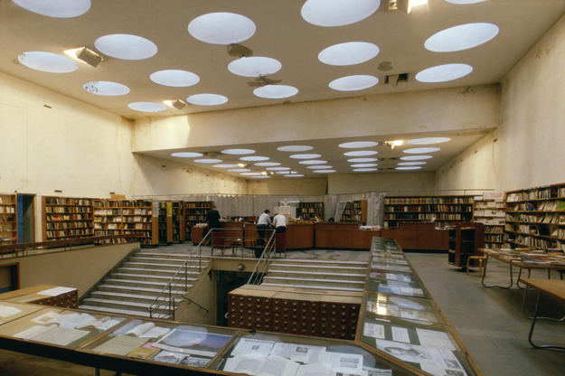 The lending department, 2001 (Photo: The Finnish Committee/Petri Neuvonen)