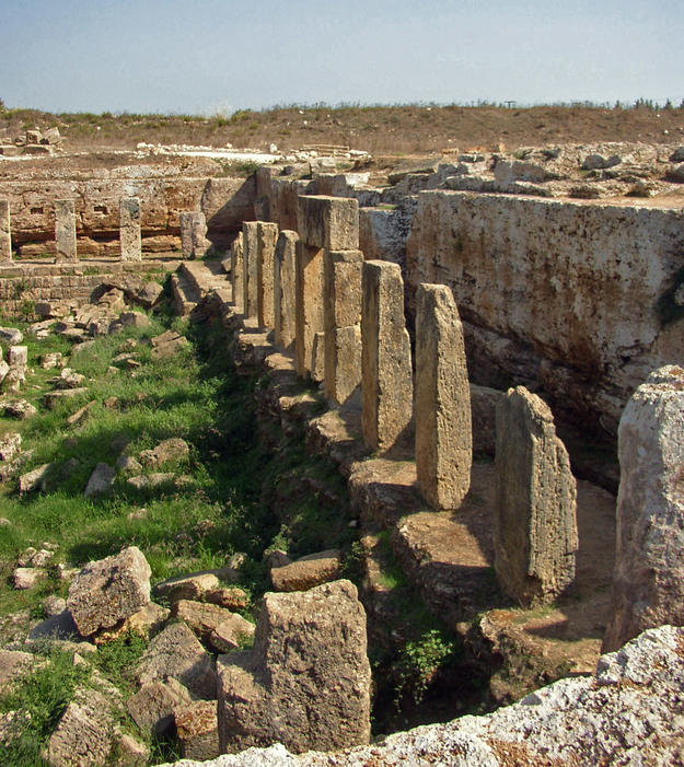 The basin and surrounding columns, 2004