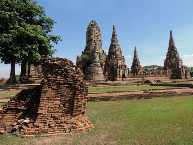 Enclosure corner with Wat Chaiwatthanaram in the background, 2014