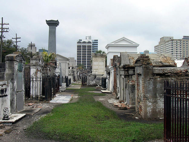Alley of tombs in the cemetery, March 2009