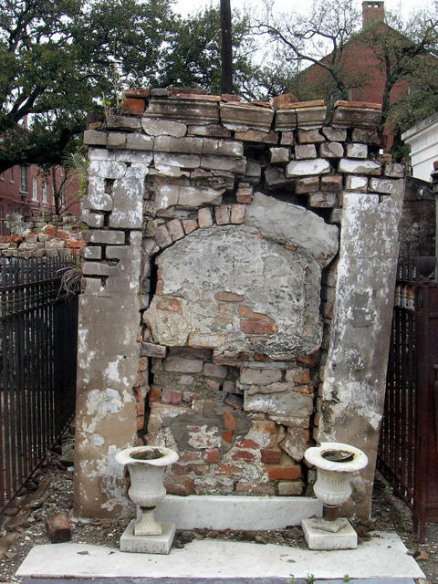Deteriorated tomb, March 2009