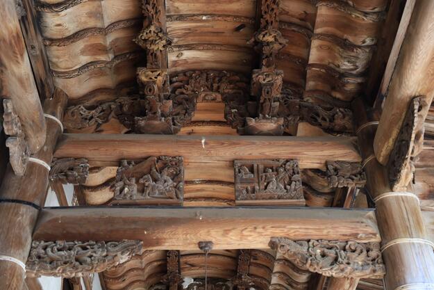 Woodcarving on frames at Jishantang fortified manor, 2020.