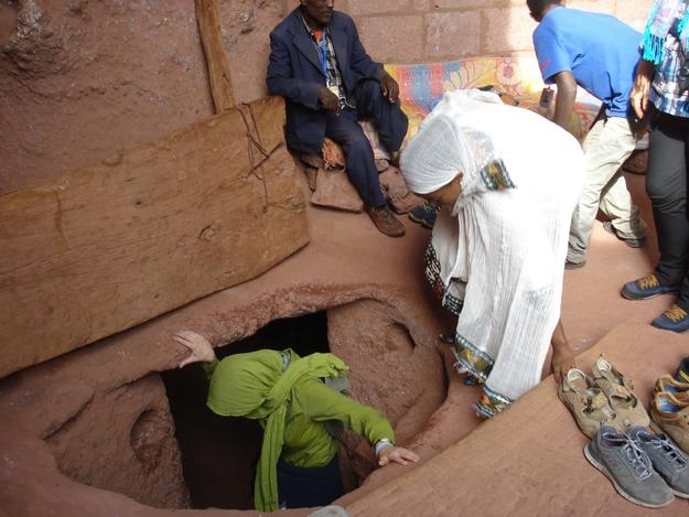 Students participating in the Lalibela field school, 2016, shown here descending into a tunnel near Beta Merkurios. Photo: L. Gottert
