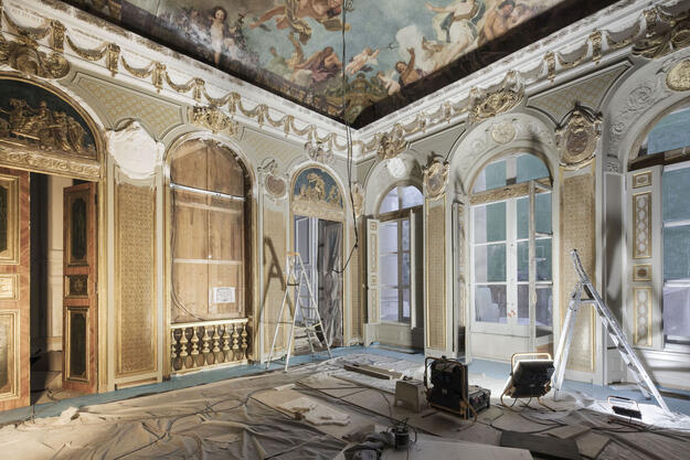Ceiling and paneling of the large living room of the Chancellerie d’Orléans under construction reassembly at the Hôtel de Rohan, 2021. Courtesy of Thierry Ardouin - Oppic.