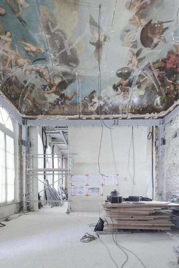 Ceiling and paneling of the large living room of the Chancellerie d’Orléans under construction reassembly at the Hôtel de Rohan, 2021. Courtesy of Thierry Ardouin - Oppic.