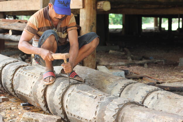 Carving a pillar in the sacred building revitalization process, 2018.