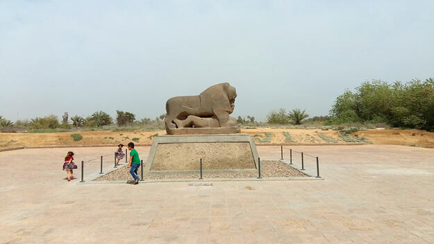 Visitors at the Lion of Babylon, 2016