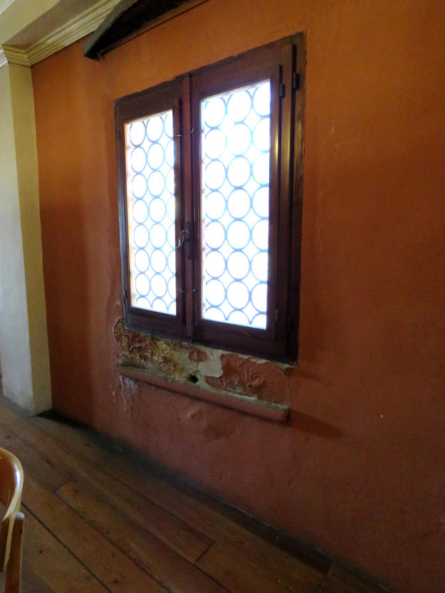 Windows located in the women’s gallery of Schola Spagnola show severe oxidation on the frames, 2016