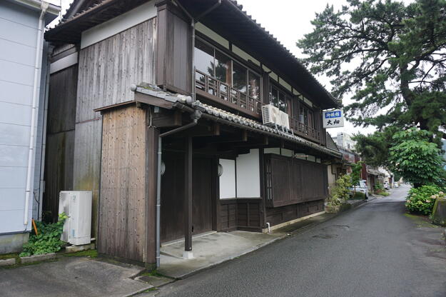 The Ohata Inn, on the Iwamatsu riverside, was formerly the house of the Konishi family, 2019.